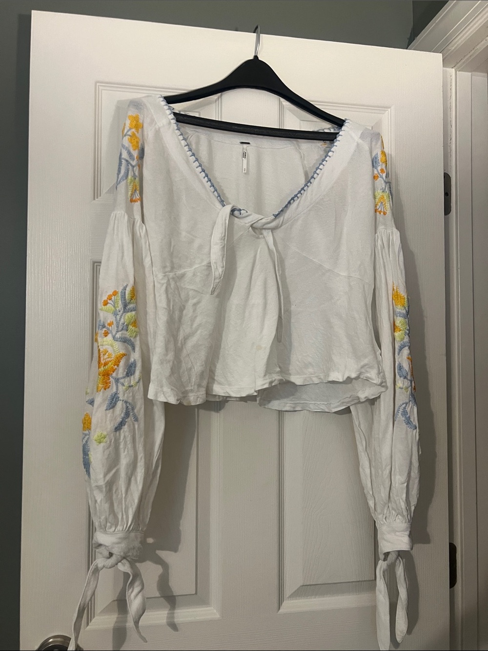 Women”s boho White Embroidered Floral Peasant Top FREE PEOPLE